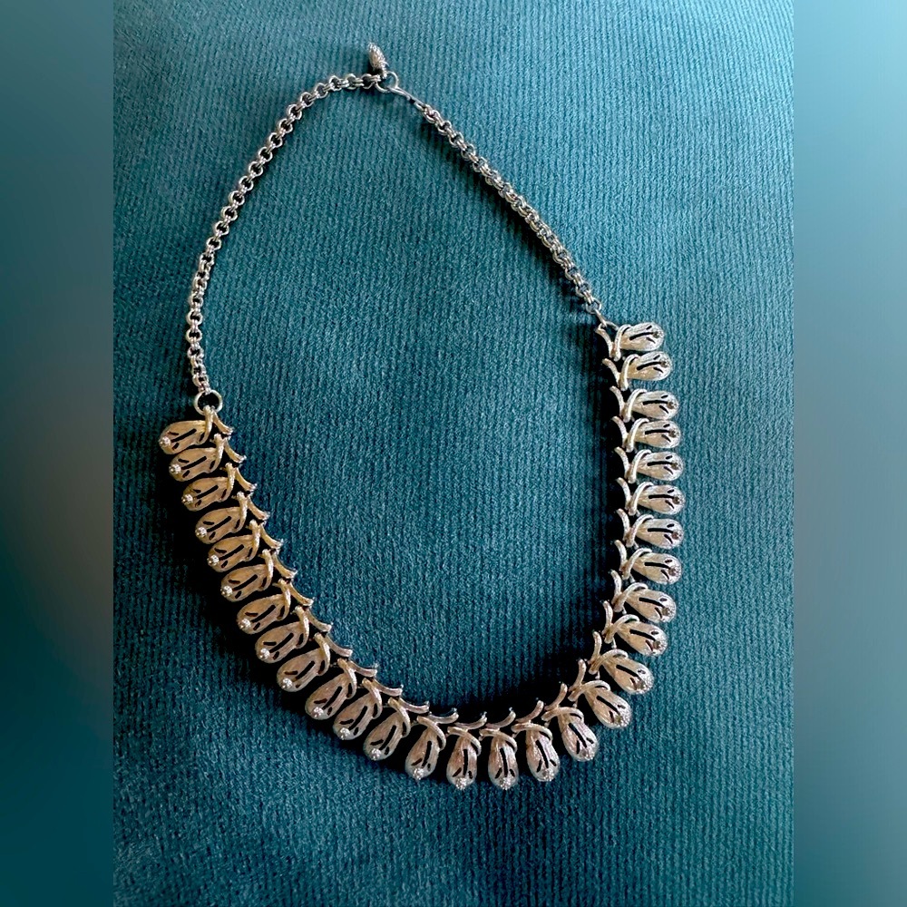 Vintage silver necklace with beautiful flower detail.